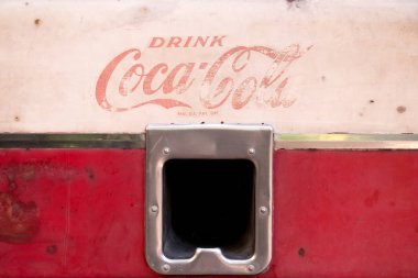 Bangkok, Tayland, 2 Aralık 2017 A eski grunge advertisiment Coca-Cola için şişe açacağı üzerinde. Coca-Cola popüler bir gazlı alkolsüz içecek olduğunu.