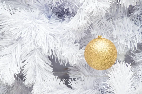 Bola de ouro no ramo branco do fundo da árvore de crismas (Decoração para o Natal e Ano Novo festival — Fotografia de Stock