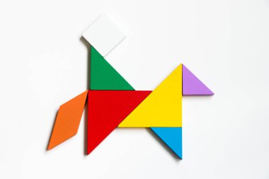 Beyaz arka plan üzerinde at şekli kişini içinde bulmaca renkli ahşap tangram