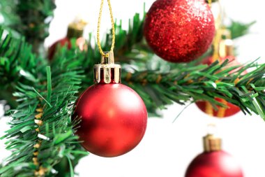 Kırmızı dekorasyon top beyaz arka plan ile yeşil Noel ağacı üzerinde