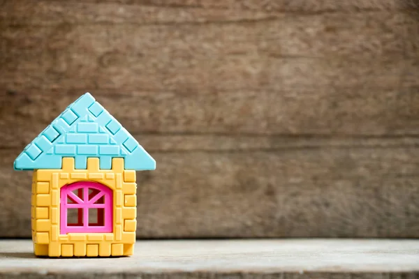 Modelo de rompecabezas en forma de hogar sobre fondo de madera —  Fotos de Stock