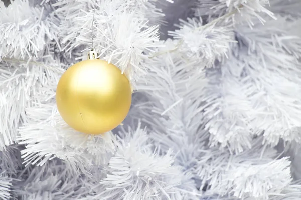 Altın topu chrismas ağaç arka plan (dekorasyon Noel ve yeni yıl festival için beyaz Şubesi — Stok fotoğraf
