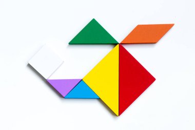 Beyaz arka plan üzerinde helikopter şeklinde bulmaca renkli ahşap tangram