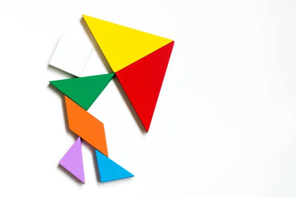 Rompecabezas tangram de madera de color en humanos mantenga la forma del paraguas sobre fondo blanco —  Fotos de Stock