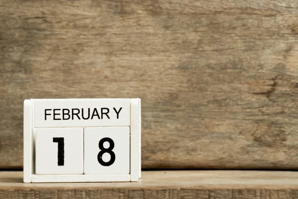 Weißer Blockkalender mit Datum 18 und Monat Februar auf Holzhintergrund — Stockfoto