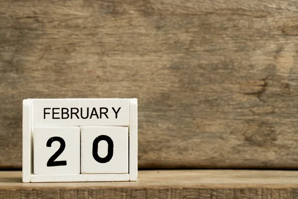 Kalendář bílý blok současné datum 20 a měsíce února na pozadí — Stock fotografie