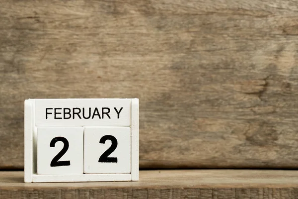 Beyaz blok takvim mevcut Tarih 22 ve ay Şubat'ta tahta arka plan