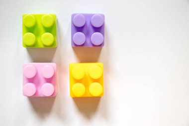 Çoklu kare plastik oyuncak blok beyaz arka plan üzerinde renkli