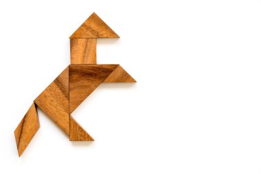 Beyaz arka plan üzerinde at şeklinde ahşap tangram bulmacanın