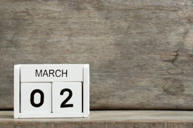 Mevcut Tarih 2 ve ay Mart ahşap arka plan üzerinde beyaz blok takvim