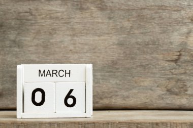 Mevcut Tarih 6 ve ay Mart ahşap arka plan üzerinde beyaz blok takvim