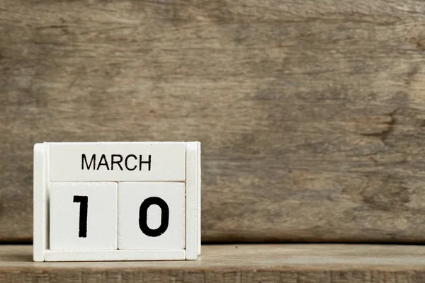 白色方块式日历当前日期10和月3月在木背景 — 图库照片