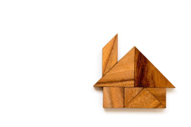 Beyaz arka plan üzerinde ev veya ev şeklinde ahşap tangram bulmacanın