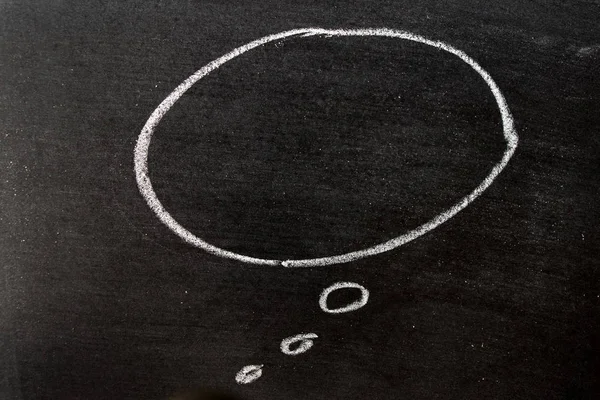 Beyaz renk tebeşir el konuşma balonu şekil olarak kara tahta arka plan çizimi