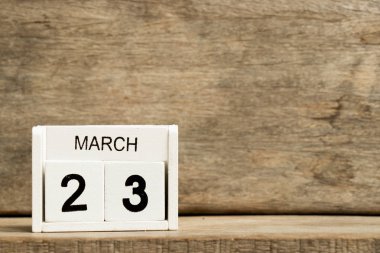 Mevcut Tarih 23 ve ay Mart ahşap arka plan üzerinde beyaz blok takvim