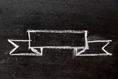 Beyaz renk tebeşir el şerit afiş şekil olarak kara tahta arka plan çizimi