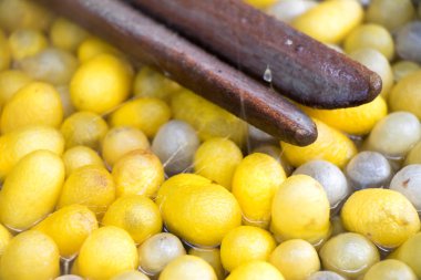 İpek makaralama için vintage yöntemi ve sıcak su arka planda sarı ve beyaz koza kapandı