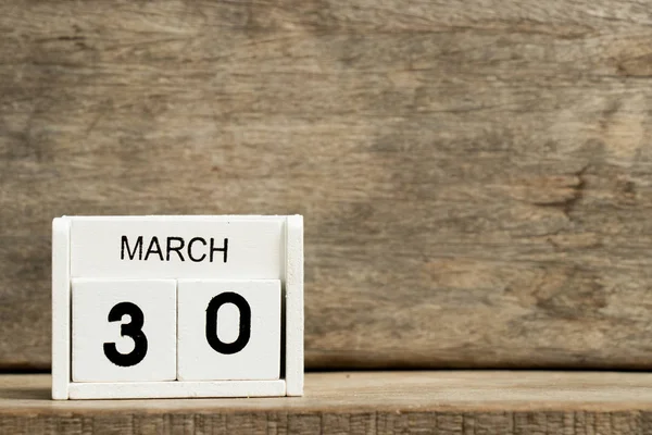 白色方块式日历当前日期30和月3月在木背景 — 图库照片
