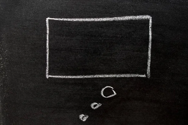 Desenho de mão de giz de cor branca como forma de bolha de fala no fundo da placa preta — Fotografia de Stock