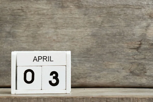 Weißer Blockkalender präsentiert Datum 3 und Monat April auf Holzhintergrund — Stockfoto
