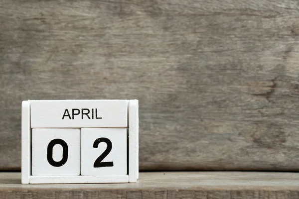 白色方块式日历当前日期2和月4月在木背景 — 图库照片