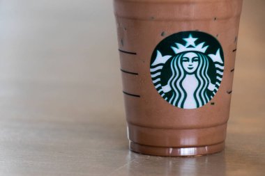 Ayutthaya, Tayland - 26 Aralık 2017 - Starbucks soğuk çikolata meşrubatının kırbaç krem plastik kap içinde. Bu en büyük kahve zinciri deposudur.