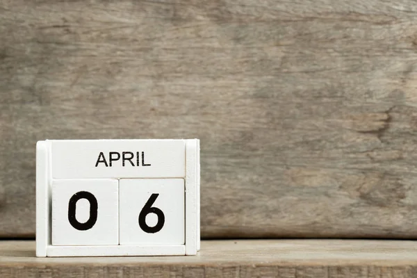 Weißer Blockkalender mit Datum 6 und Monat April auf Holzhintergrund — Stockfoto