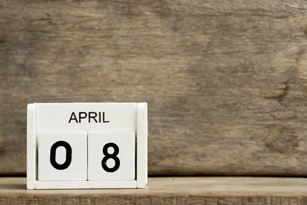 Weißer Blockkalender mit Datum 8 und Monat April auf Holzhintergrund — Stockfoto