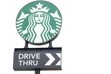 Ayutthaya, Tayland - 26 Aralık 2017 - Starbucks logosu beyaz gökyüzü arka plan üzerinde başlık sayfası aracılığıyla sürücü ile. Starbucks büyük kahve Zincir mağaza olduğunu.