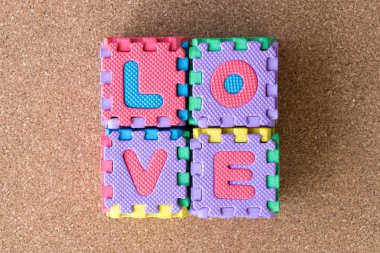 Renkli oyuncak köpük alfabe Word'de seviyorum mantar pano arka plan üzerinde