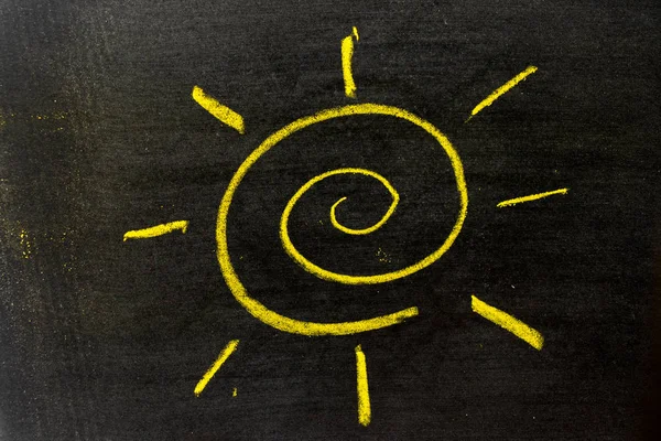 Gelbe Farbe Kreide Handzeichnung als Sonne mit Lichtstrahlform auf schwarzem Hintergrund — Stockfoto