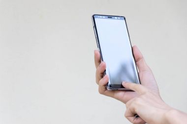 Bangkok, Tayland - 26 Aralık 2017 kadın kahverengi beton duvar arka plan üzerinde Samsung Galaxy Not 8 tutun, bu cep telefonu android işletim sistemi kullanmak.