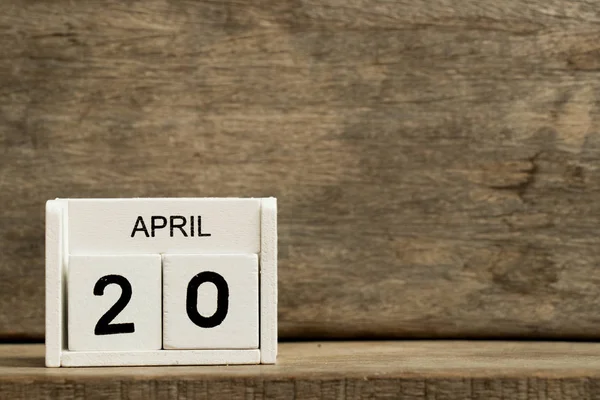 Calendario bloque blanco fecha actual 20 y mes abril sobre fondo de madera — Foto de Stock