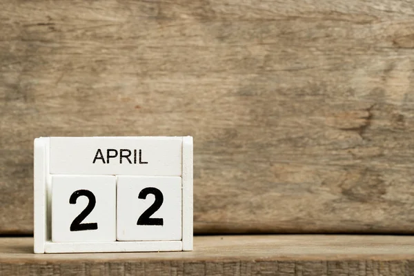 白色方块式日历当前日期22和月4月在木背景 — 图库照片