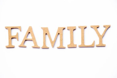 Beyaz arka plan üzerinde aile Word'de ahşap alfabe