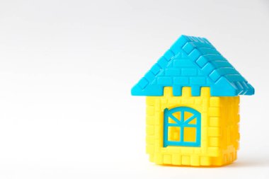 Oyuncak bulmaca ev şekli beyaz arka planda (konsept rüya ev ya da mülk kredi yatırım için farklı Bağlan)