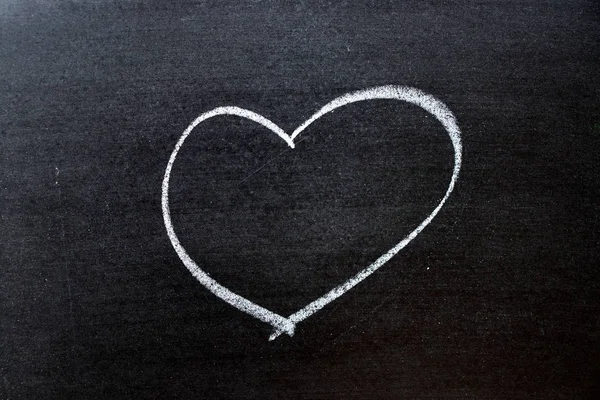 Dessin à la craie de couleur blanche en forme de coeur sur fond de tableau noir avec espace de copie — Photo