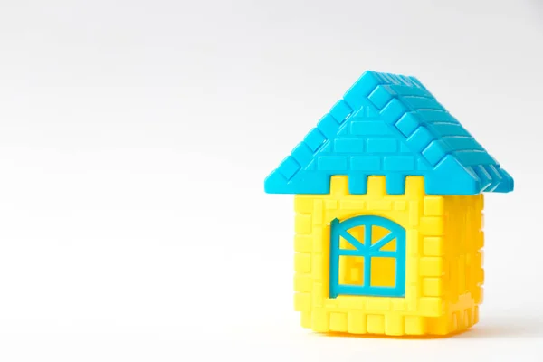 Enigma de brinquedo conectar como forma de casa no fundo branco (Conceito para casa de sonho ou investimento empréstimo de propriedade ) — Fotografia de Stock