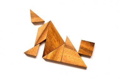 Ahşap tangram bulmacanın içinde düşen adam beyaz arka plan (iş başarısızlık veya kriz kavramı üzerinde şekil)