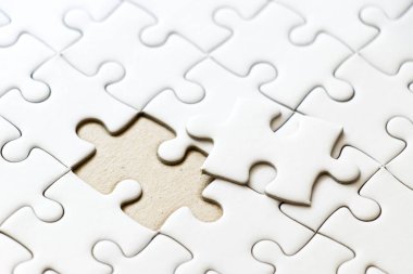Düz jigsaw bekle eksik parça maç veya yerine getirmek için beyaz arka plan kapalı