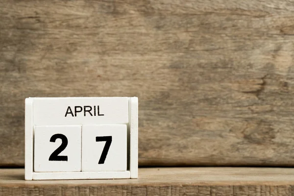 白色方块式日历当前日期27和月4月在木背景 — 图库照片