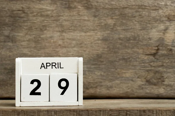 Weißer Blockkalender Mit Datum Und Monat April Auf Holzhintergrund — Stockfoto