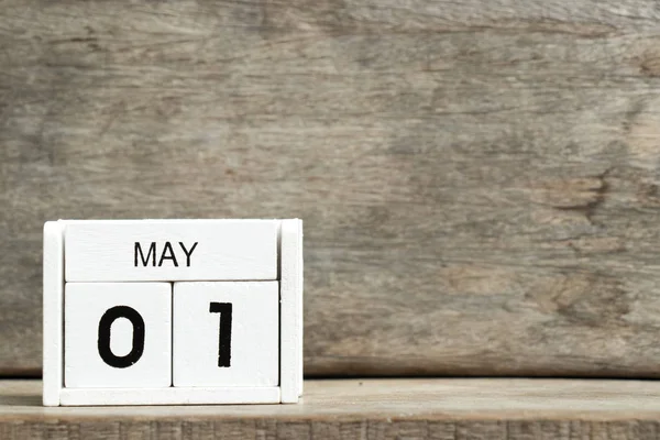Weißer Blockkalender präsentiert Datum 1 und Monat Mai auf Holzhintergrund — Stockfoto