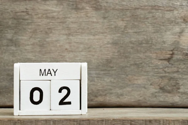 Calendario bloque blanco fecha actual 2 y mes mayo sobre fondo de madera — Foto de Stock