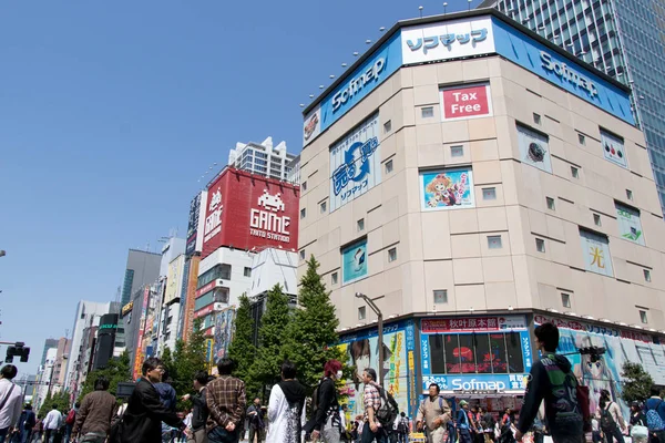 Tokyo, japan - 30. april 2017: akihabara distrikt in tokyo, der als elektrische stadt bezeichnet wird und von anime und spielzeug der japanischen kultur geprägt ist. — Stockfoto