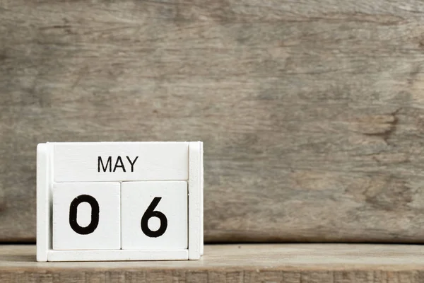 白色方块式日历当前日期6和月5月在木头背景 — 图库照片
