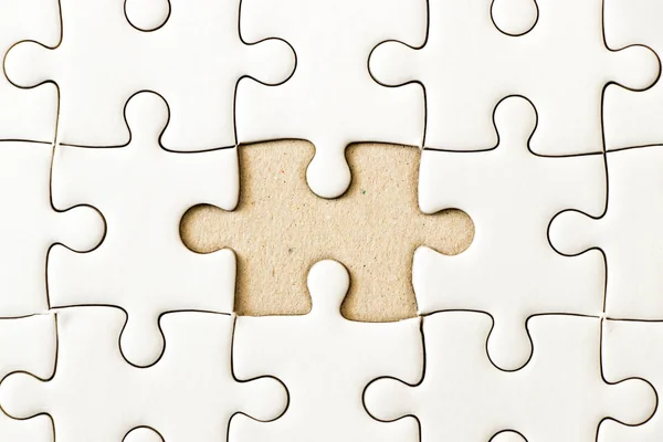 Fundo fechado de jigsaw planície branca esperar peça ausente para combinar ou cumprir — Fotografia de Stock