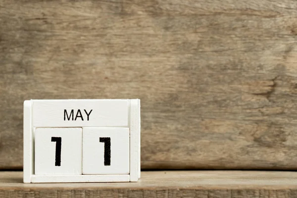Weißer Blockkalender präsentiert Datum 11 und Monat Mai auf Holz-Hintergrund — Stockfoto