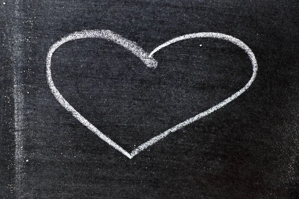 Dessin à la craie de couleur blanche en forme de coeur sur fond de tableau noir avec espace de copie — Photo