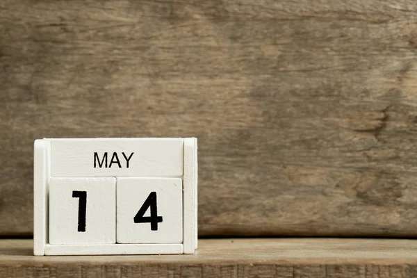 Weißer Blockkalender präsentiert Datum 14 und Monat Mai auf Holz-Hintergrund — Stockfoto